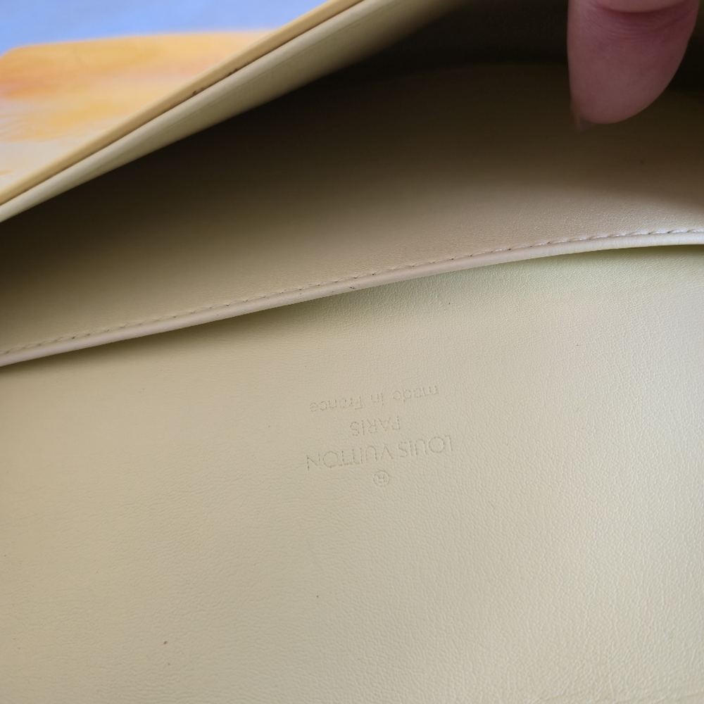 LOUIS VUITTON Thompson Street Beige (Yellow) Vernis Shoulder Baf - Picture 16 of 17